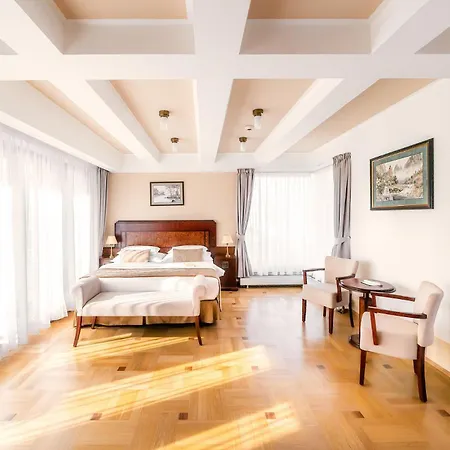 Majestic Plaza 4*
