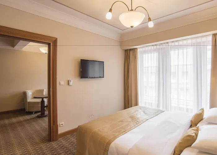 Majestic Plaza 4*