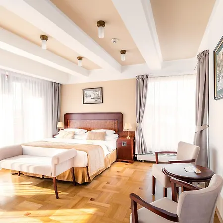 Majestic Plaza Hotell 4*