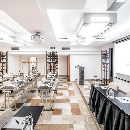מלון Majestic Plaza 4*