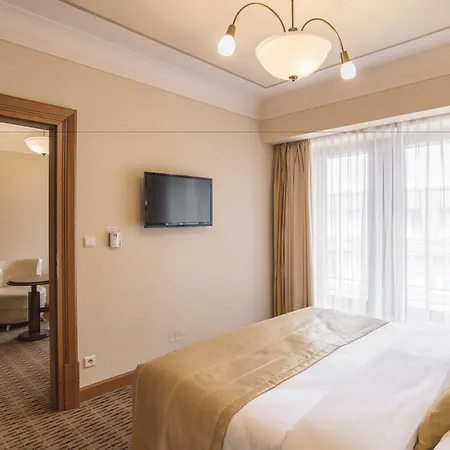 Majestic Plaza 4*