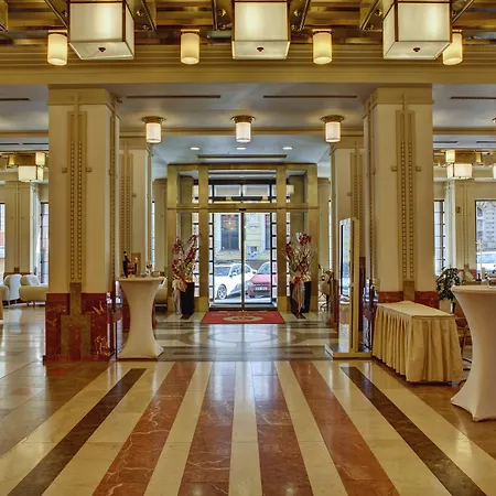 מלון Majestic Plaza 4*