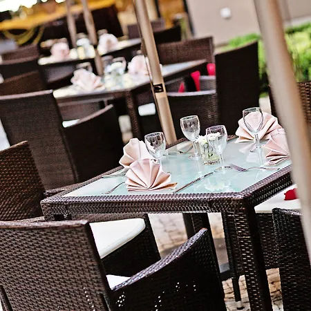Majestic Plaza מלון 4*