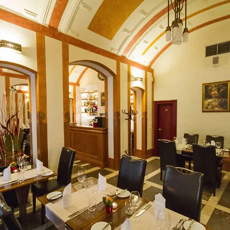 מלון Majestic Plaza 4*