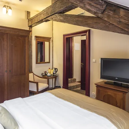 מלון Majestic Plaza 4*