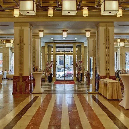 Majestic Plaza מלון