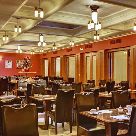 מלון Majestic Plaza 4*