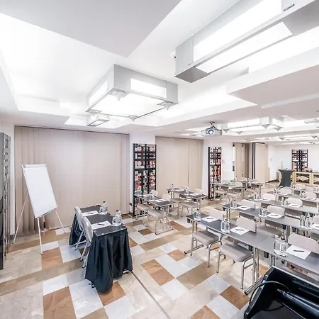 מלון Majestic Plaza 4*
