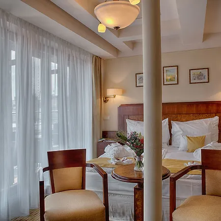 מלון Majestic Plaza 4*
